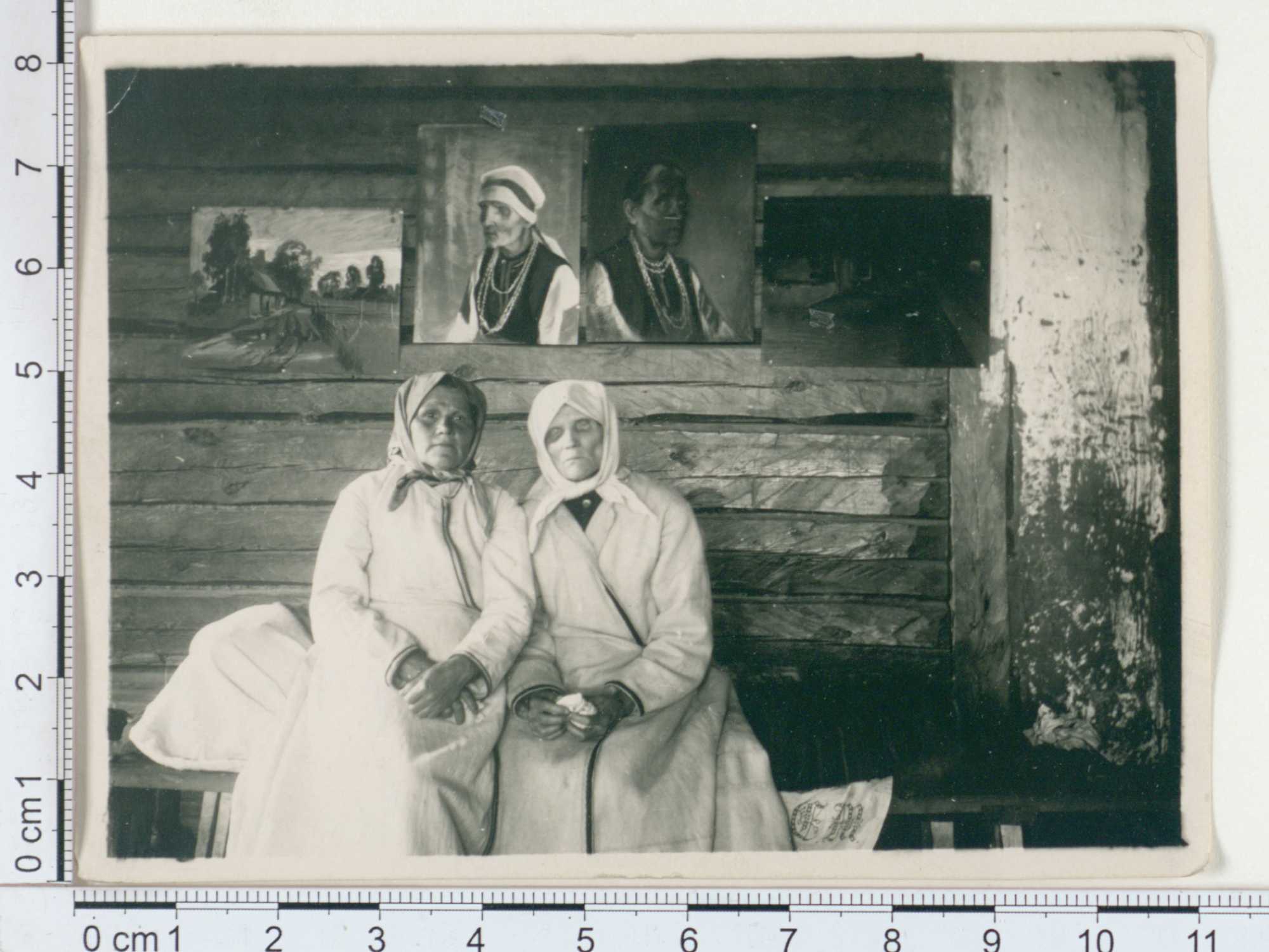 Setumaa, Obinitsa koolimaja. Lauluimäd Miku Ode (paremal) ja Martina Irö 1922; ERM Fk 350:201