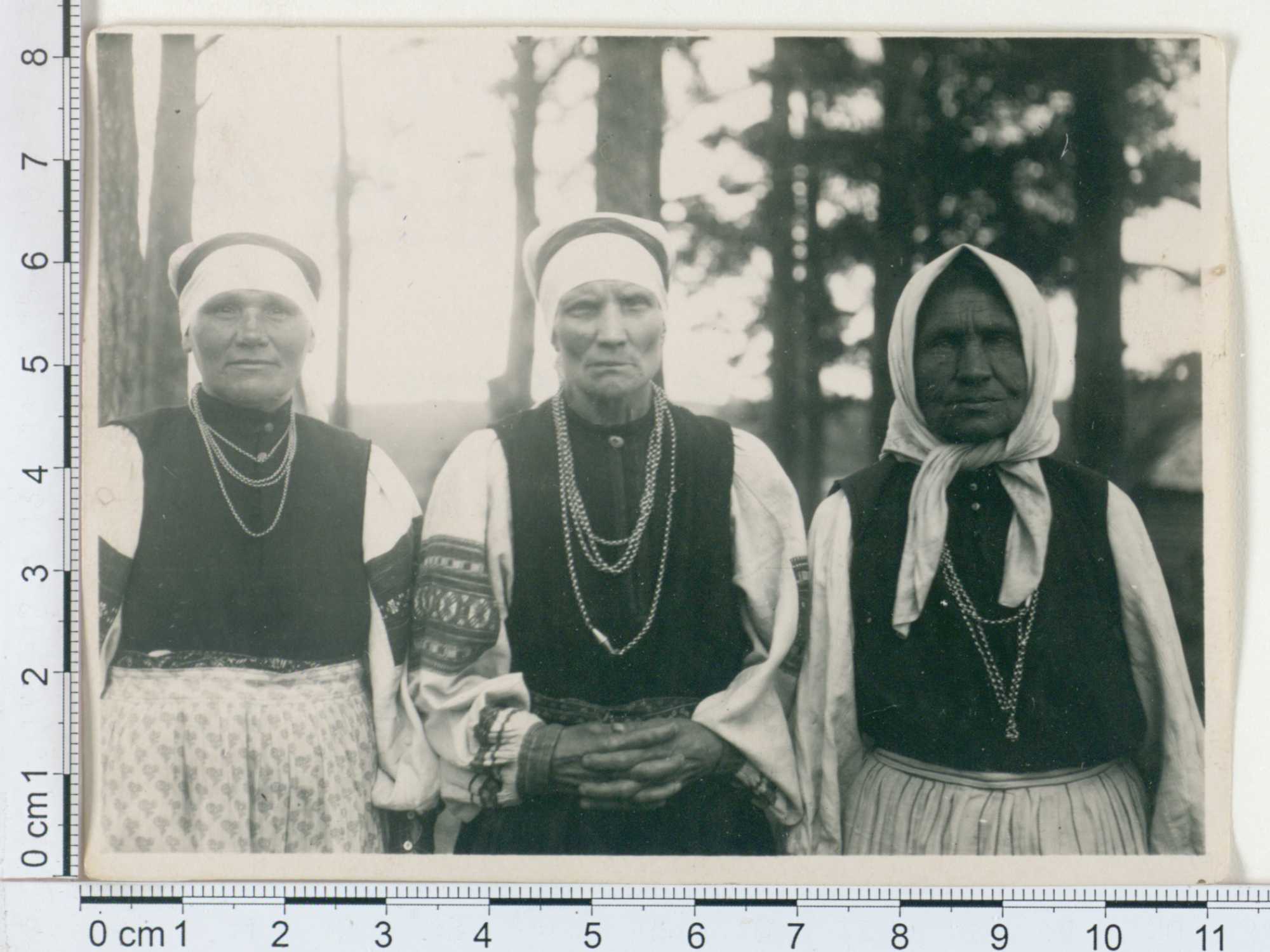 Setumaa. Laulimäd koos (pah) Martina Irö, Miku Ode ja Hoilana Taarka 1922; ERM Fk 350:206