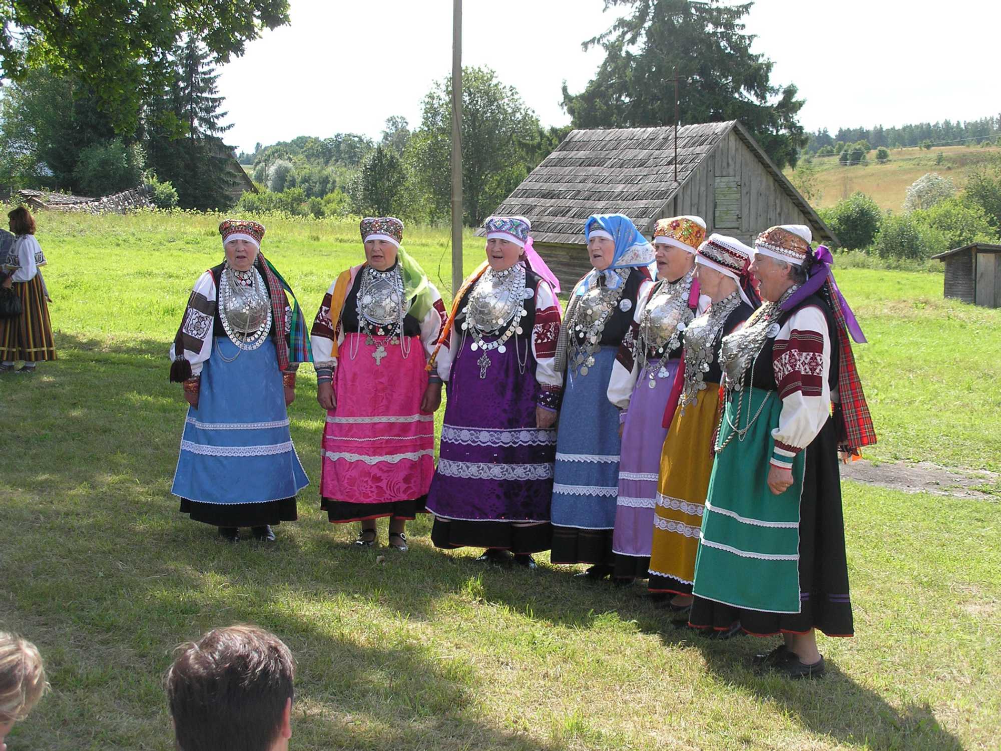 Jakob Hurda rahvuskultuuri auhindade kätteandmine Põlvamaa folklooripeol 