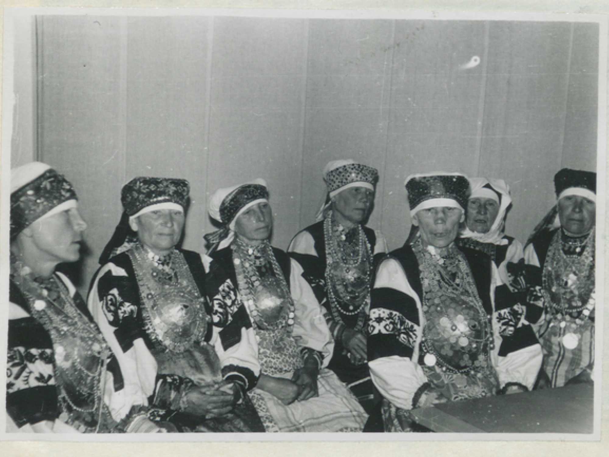 Laulikud TRÜ raadiostuudios heliülesvõtete eel (juunis 1961). Pelageja Urgant, Maria Asu, Anna Arumets, Avdotja Lõvi, Agrepina Pihlaste, Tatjana Saaristik ja Ustinja Nõmmemaa istuvad; EKRK, Foto 734