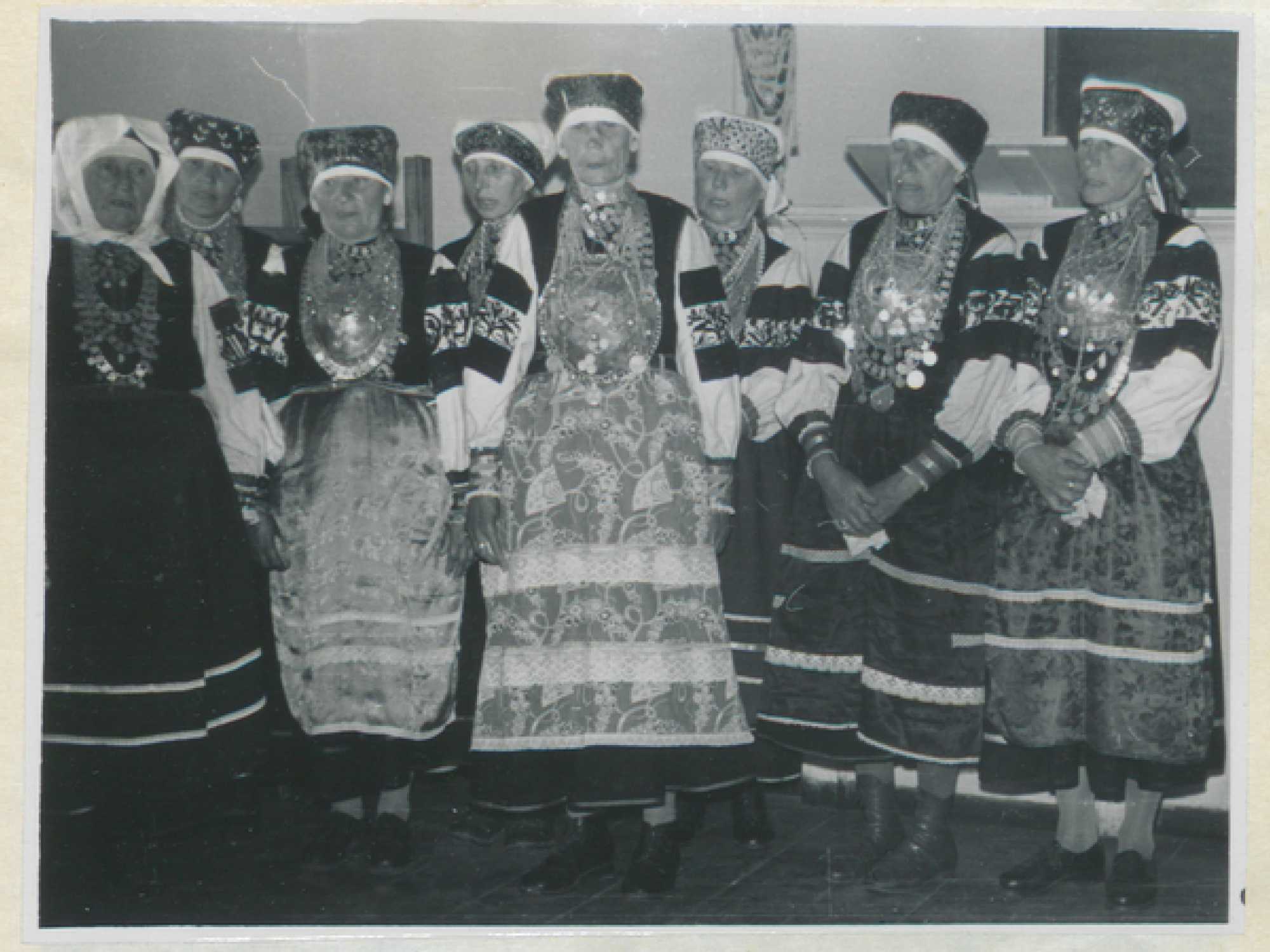Haudjasaare koor (Tatjana Saaristik, Pelageja Hanela, Maria Asu, Anna Arumets, Agrepina Pihlaste, Avdotja Lõvi, Ustinja Nõmmemaa, Pelageja Urgant) esinemas TRÜ auditoorjumis (juunis 1961); EKRK, Foto 739