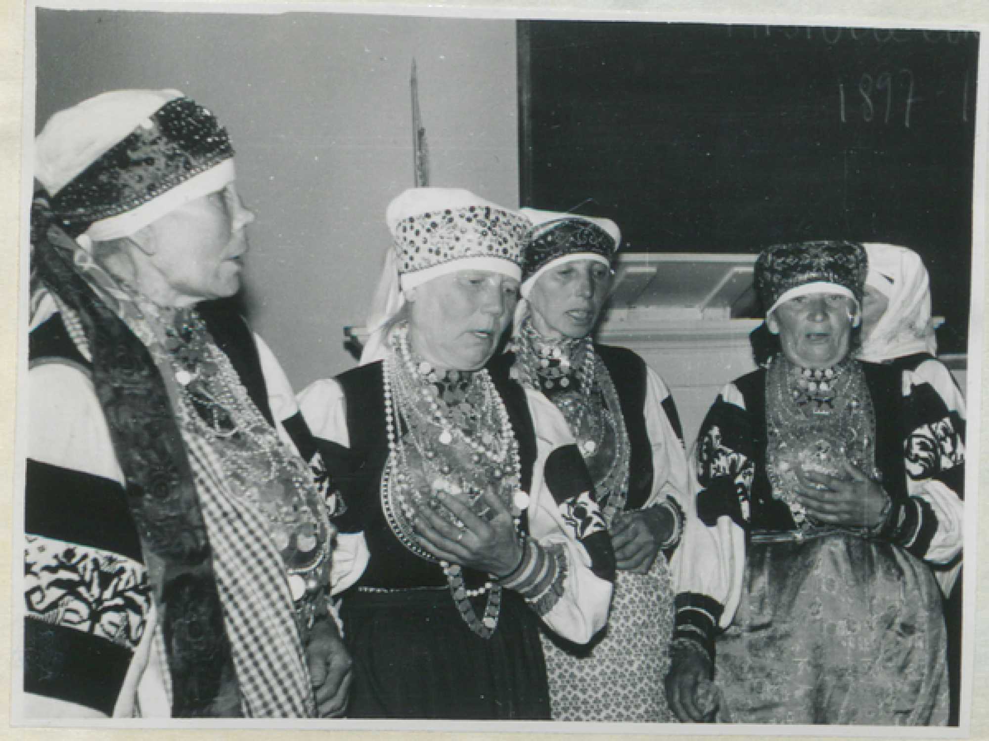 Moment esinemiselt. (Agrepina Pihlaste, Avdotja Lõvi, Anna Arumets, Maria Asu); EKRK, Foto 744