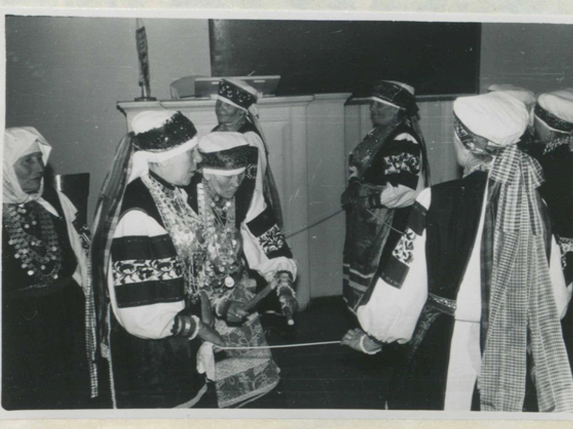 Naerimäng. Handjasaare koor (Tatjana Saaristik, Ustinja Nõmmemaa, Agrepina Pihlaste, Pelageja Hanela, Maria Asu, ?, ?, ?); EKRK, Foto 752