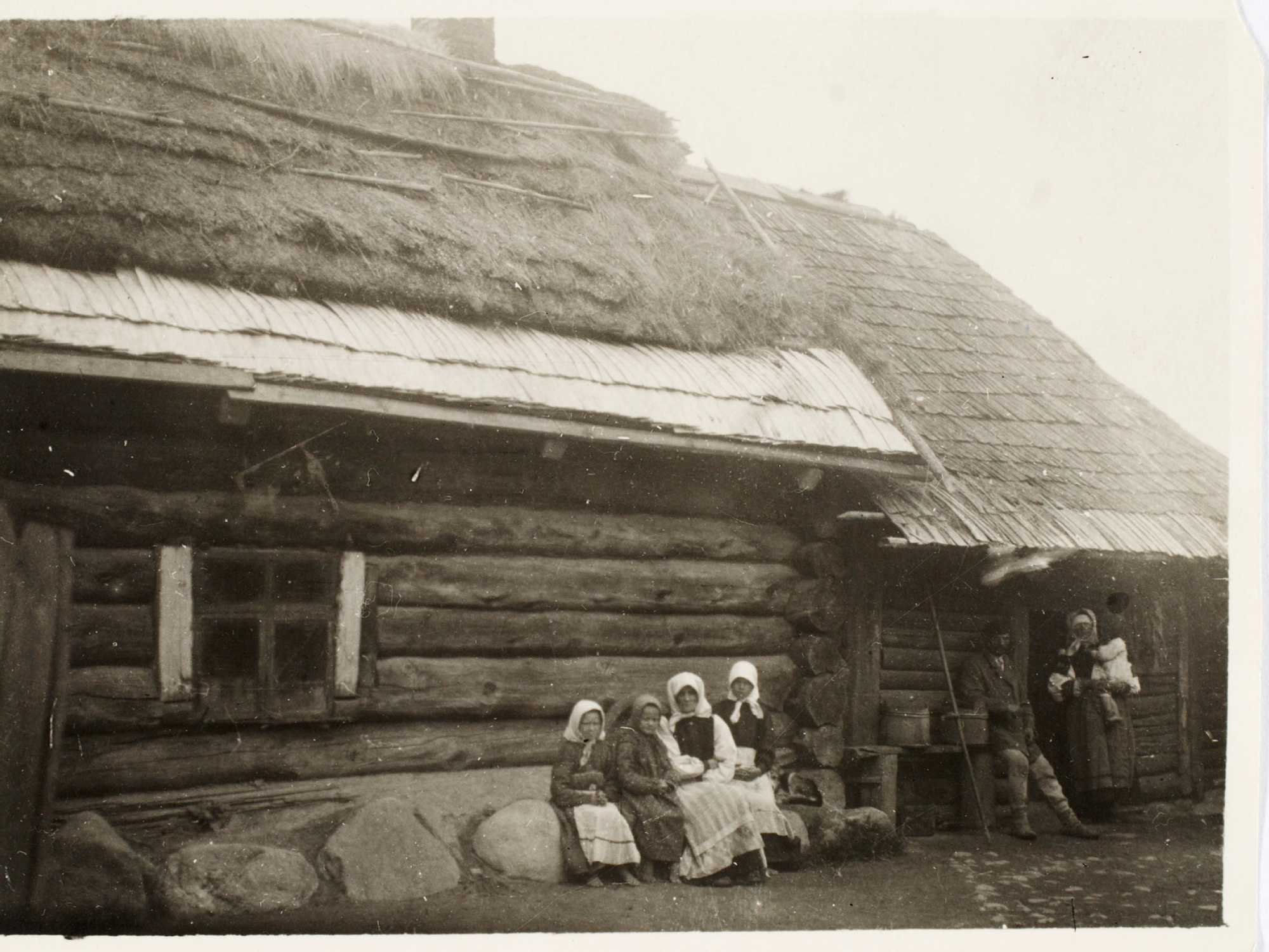 Setumaa, Helbi. Miku Ode pojalaste keskel 1922; ERM Fk 350:176