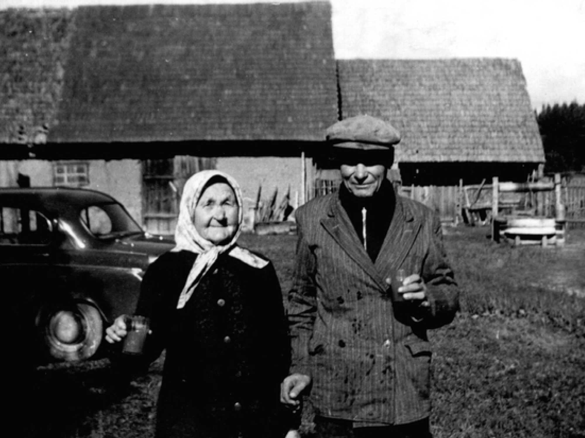Lauluema Anne Vabarna oma tütre Ode mehe Jaan Jõesuuga Töganitsa külas; ERA, Foto 6414