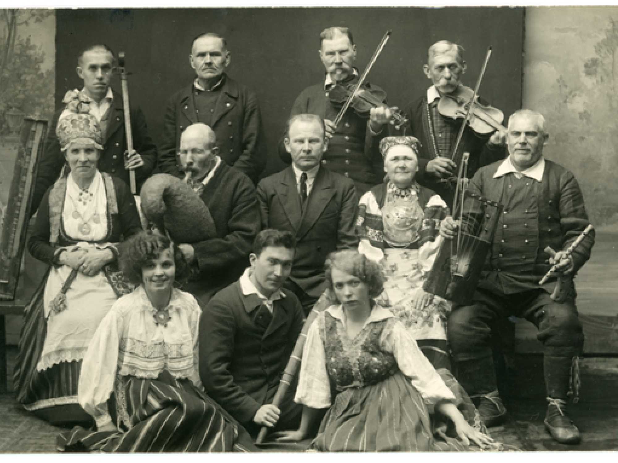 Rahvatantsijate, laulikute ja pillimeeste grupp Muusikamuuseumi ringreisilt; ERA, Foto 1451