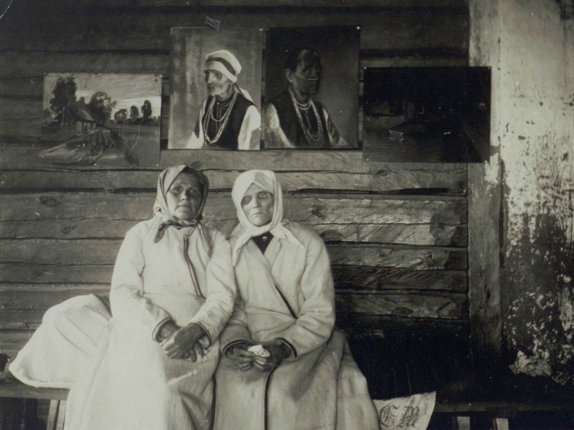 Setumaa, Obinitsa koolimaja. Lauluimäd Miku Ode (paremal) ja Martina Irö 1922; ERM Fk 350:201