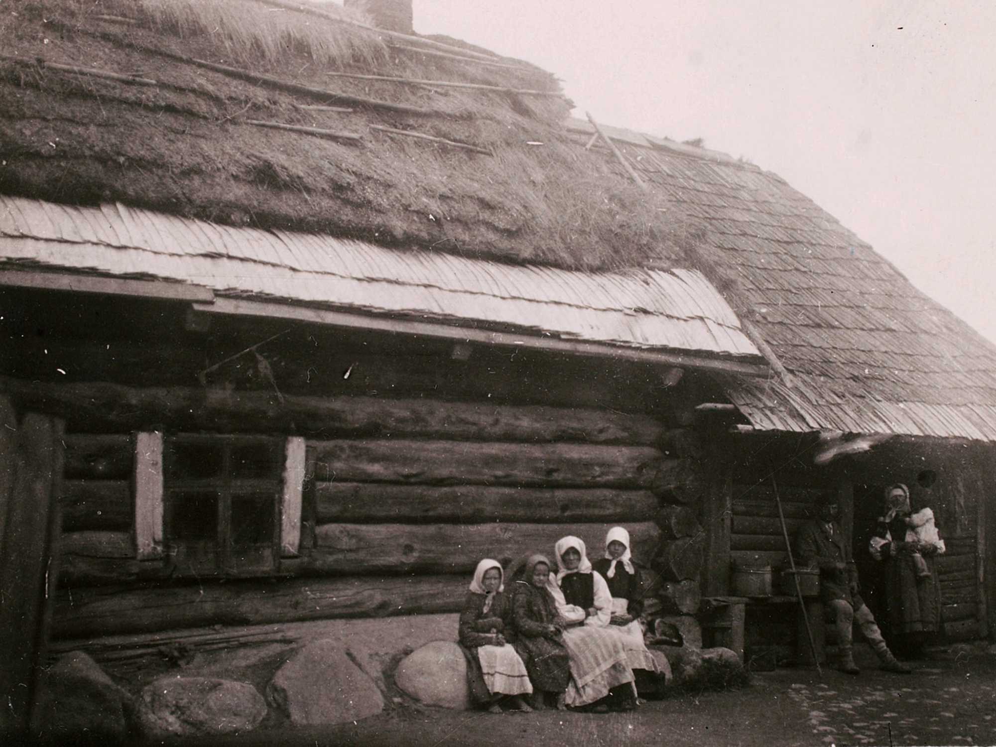 Setumaa, Helbi. Miku Ode pojalaste keskel 1922; ERM Fk 350:176