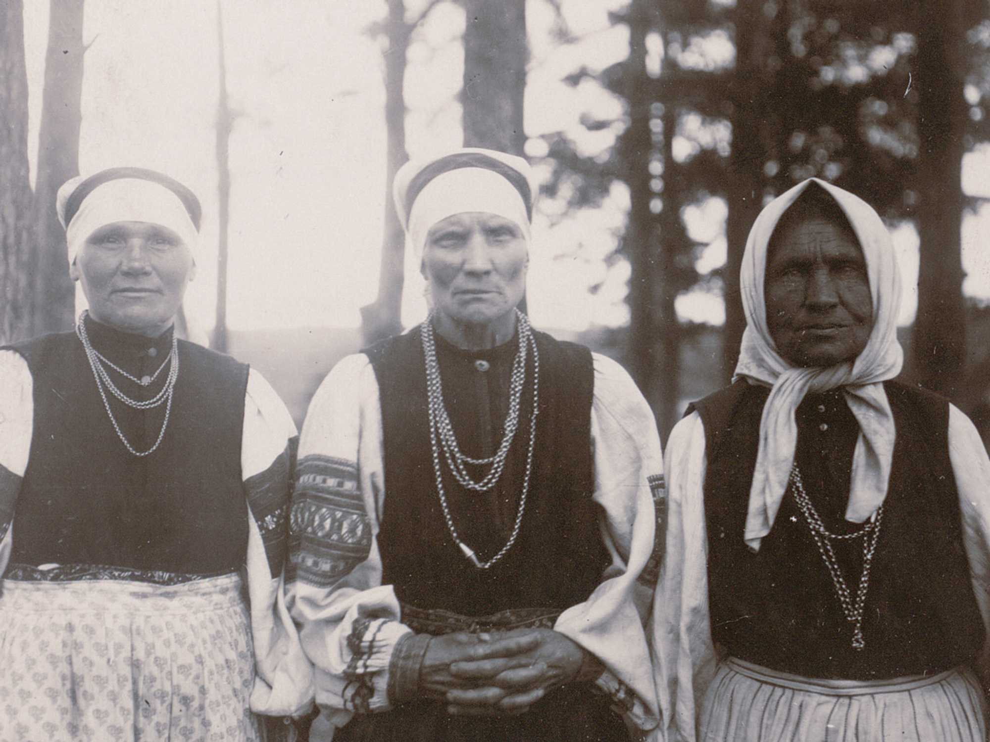 Setumaa. Laulimäd koos (pah) Martina Irö, Miku Ode ja Hoilana Taarka 1922; ERM Fk 350:206