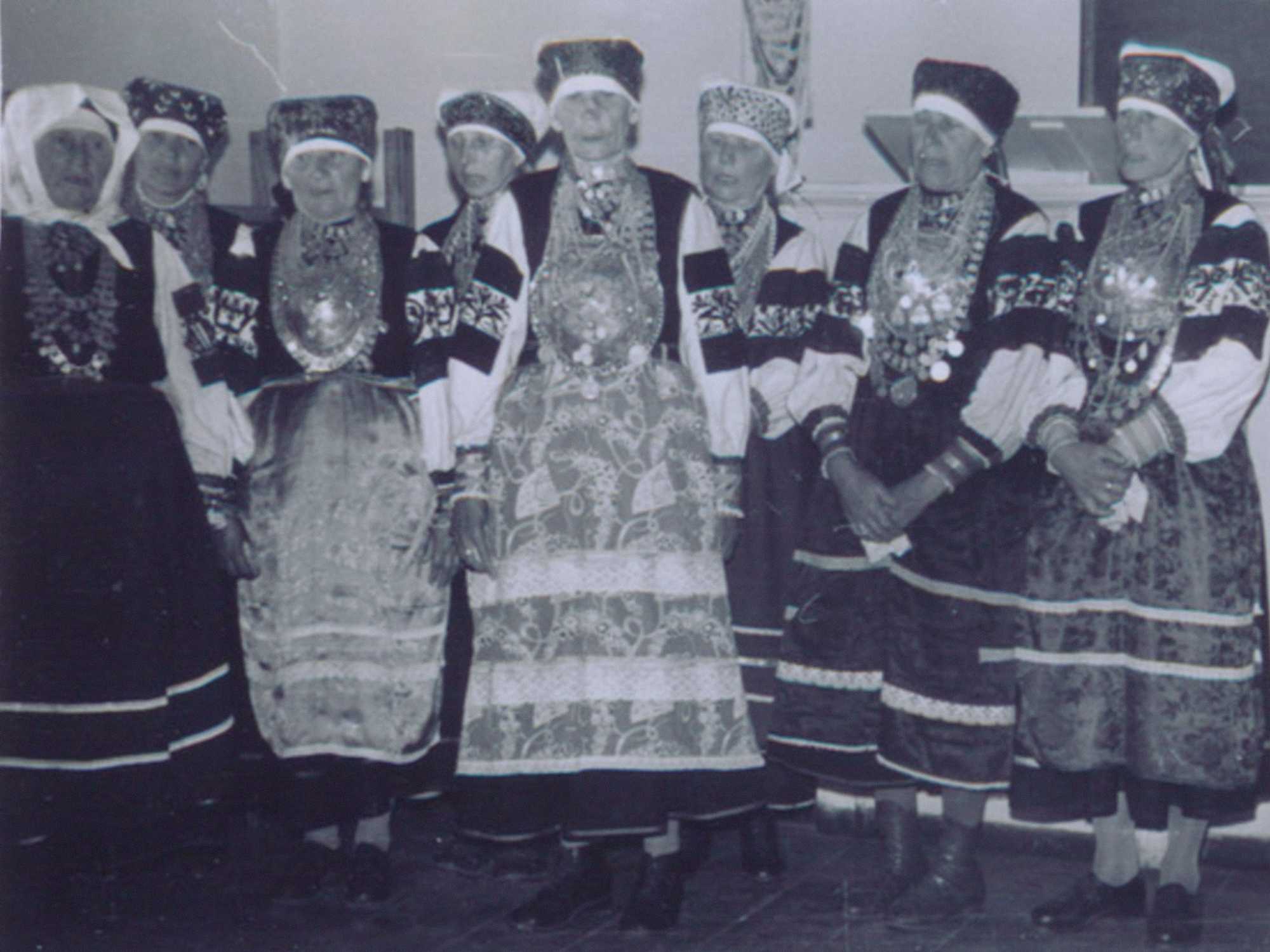 Haudjasaare koor (Tatjana Saaristik, Pelageja Hanela, Maria Asu, Anna Arumets, Agrepina Pihlaste, Avdotja Lõvi, Ustinja Nõmmemaa, Pelageja Urgant) esinemas TRÜ auditoorjumis (juunis 1961); EKRK, Foto 739