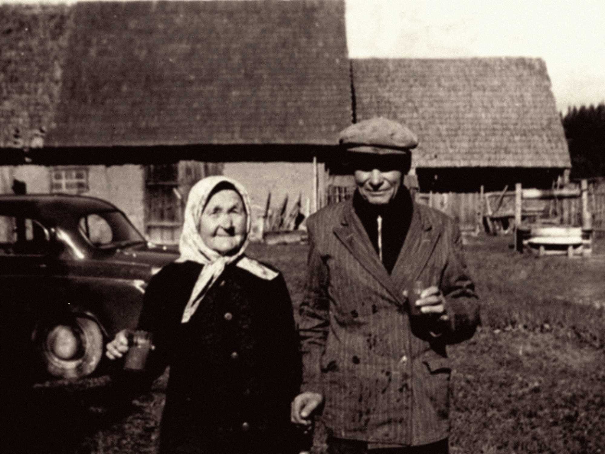 Lauluema Anne Vabarna oma tütre Ode mehe Jaan Jõesuuga Töganitsa külas; ERA, Foto 6414