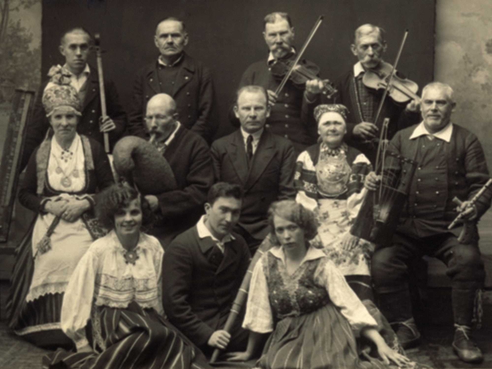 Rahvatantsijate, laulikute ja pillimeeste grupp Muusikamuuseumi ringreisilt; ERA, Foto 1451
