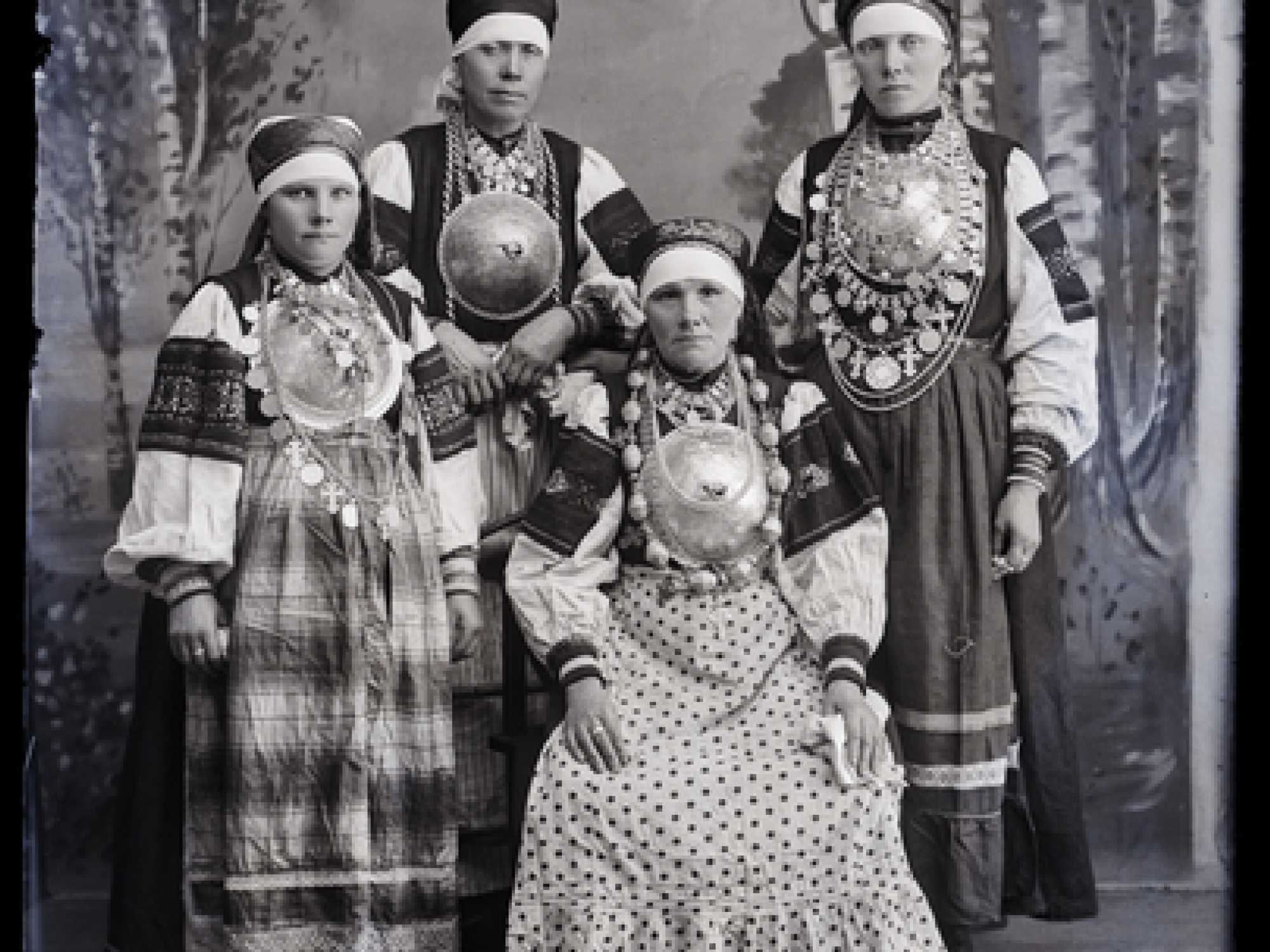 Setu laulikud, kes käisid Tartus 1922. a. novembris Eesti Muuseumi pidul laulmas: Irina Luik, 63 a., Kolovino külast; Akuliina Ruusamägi, 43 a., Molnika külast; Uljana Raudhain, 36 a., Kolovino külast; Tatjana Piir, 34 a., Kolovino külast. ERA, Foto 1817