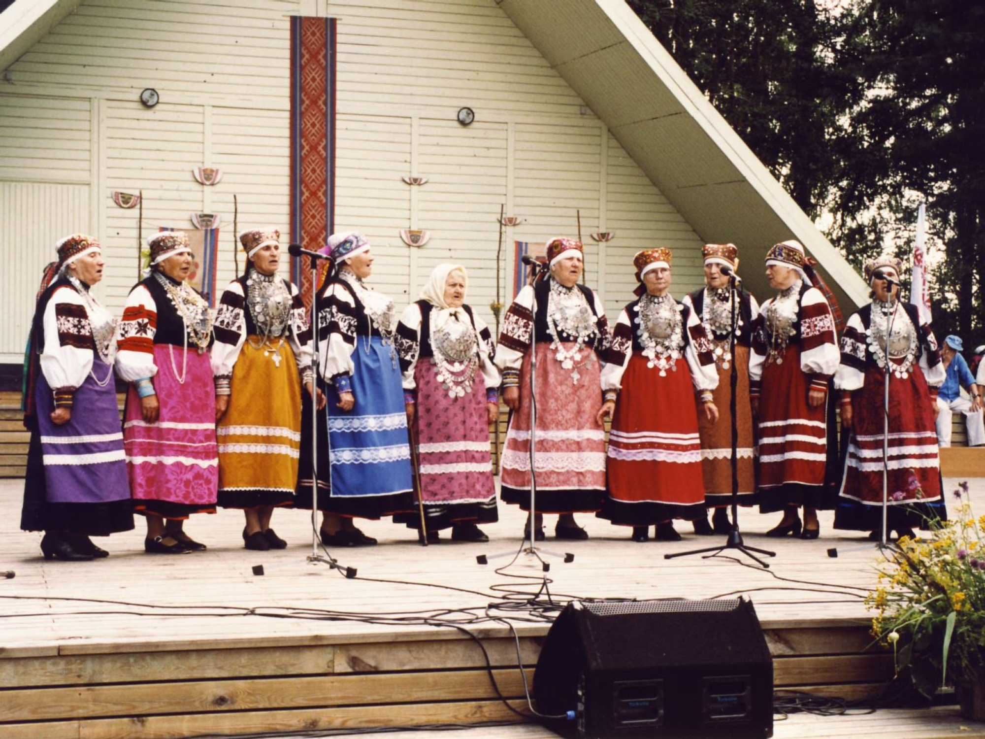 XI Seto Kuningriigipäev Värskas. Võistu laulab Leiko: Senni Sui, Maria Kriiskamägi, Maime Kapten, Liidia Lind, Maria Raudla, Nasta Puhm, Alli Kõivo, Maria Rõžikova, Maria Enno, Anna Kullimaa; STM F 1292/14