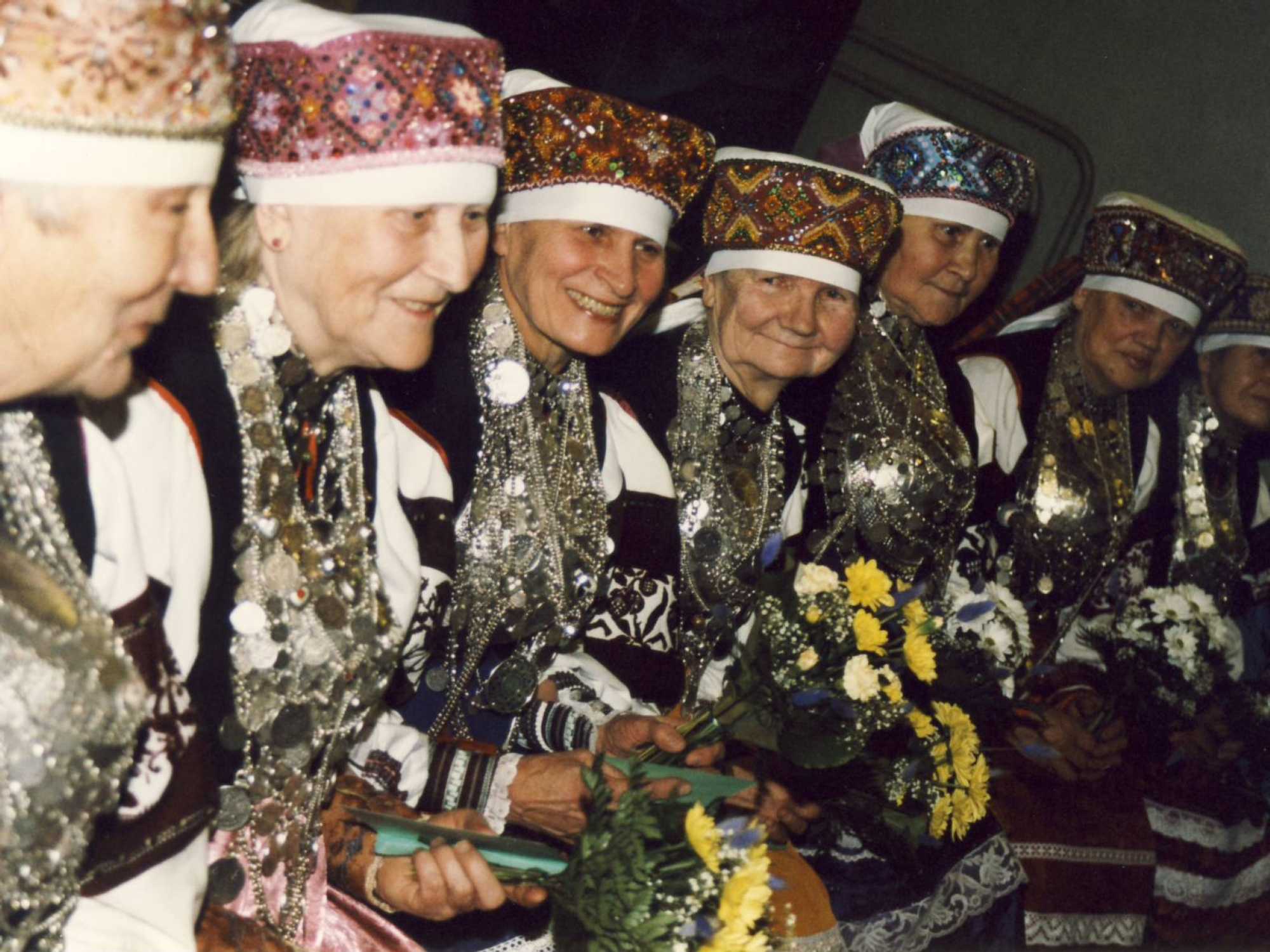 Leiko 40. sünnipäeva tähistamine Värska Kultuurikeskuses. Sünnipäevalapsed e. Leiko naised lava ees: Veera Hirsik; Maria Rõžikova; Maime Kapten; Alli Kõiv; Liidia Lind; Maria Enno; Anne Kullimaa; STM F 1327/4