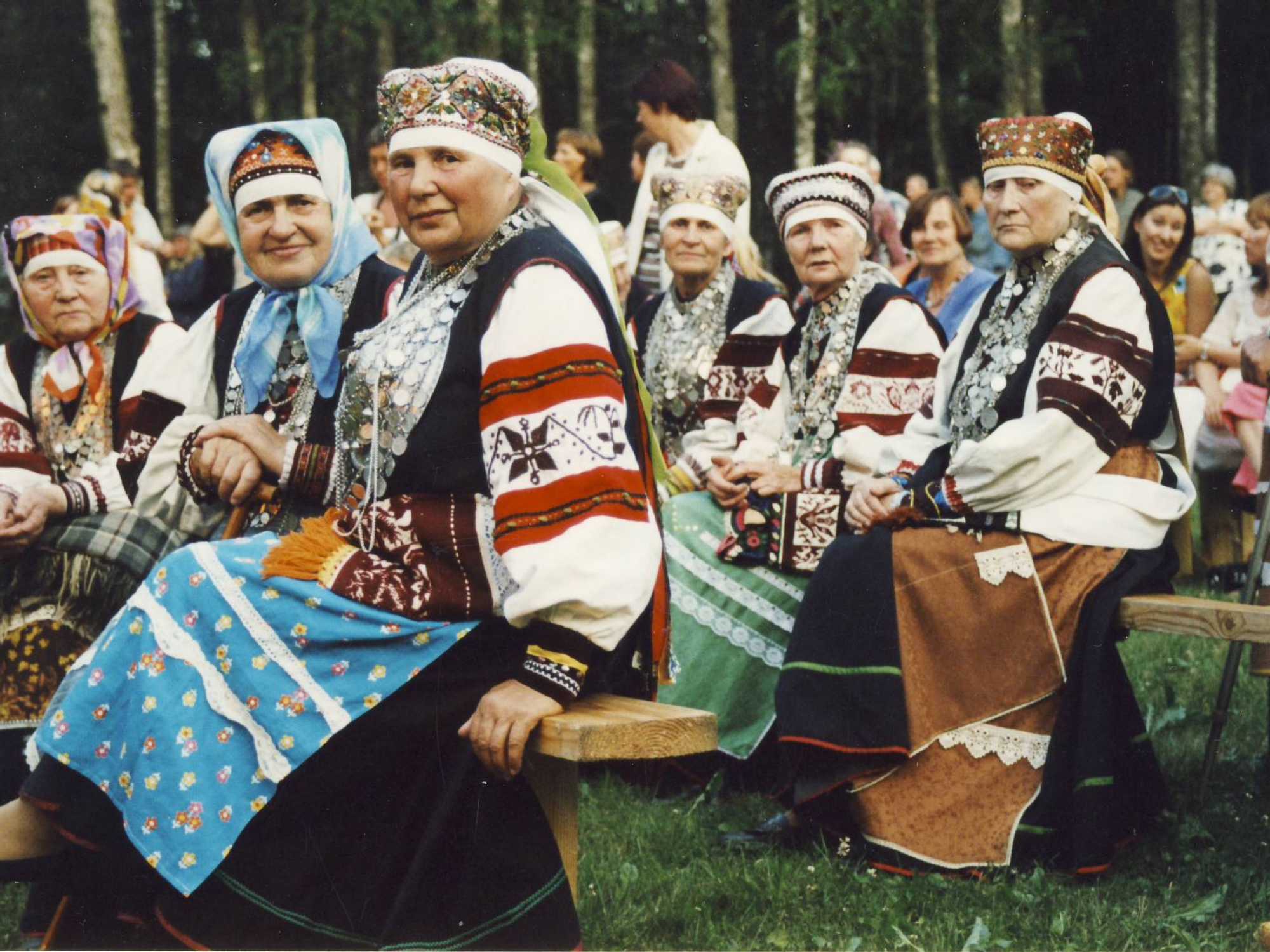 Vana jaaniõhtu lauluväljakul. Esiplaanil Leiko naised. Esireas vasakult istuvad: Jevgenia Sui, Anna Kullimaa, Maria Kriiskamägi; teises reas Maime Kapten, Aleksandra Kõiv, Maria Rõžikova; STM F 1418/7