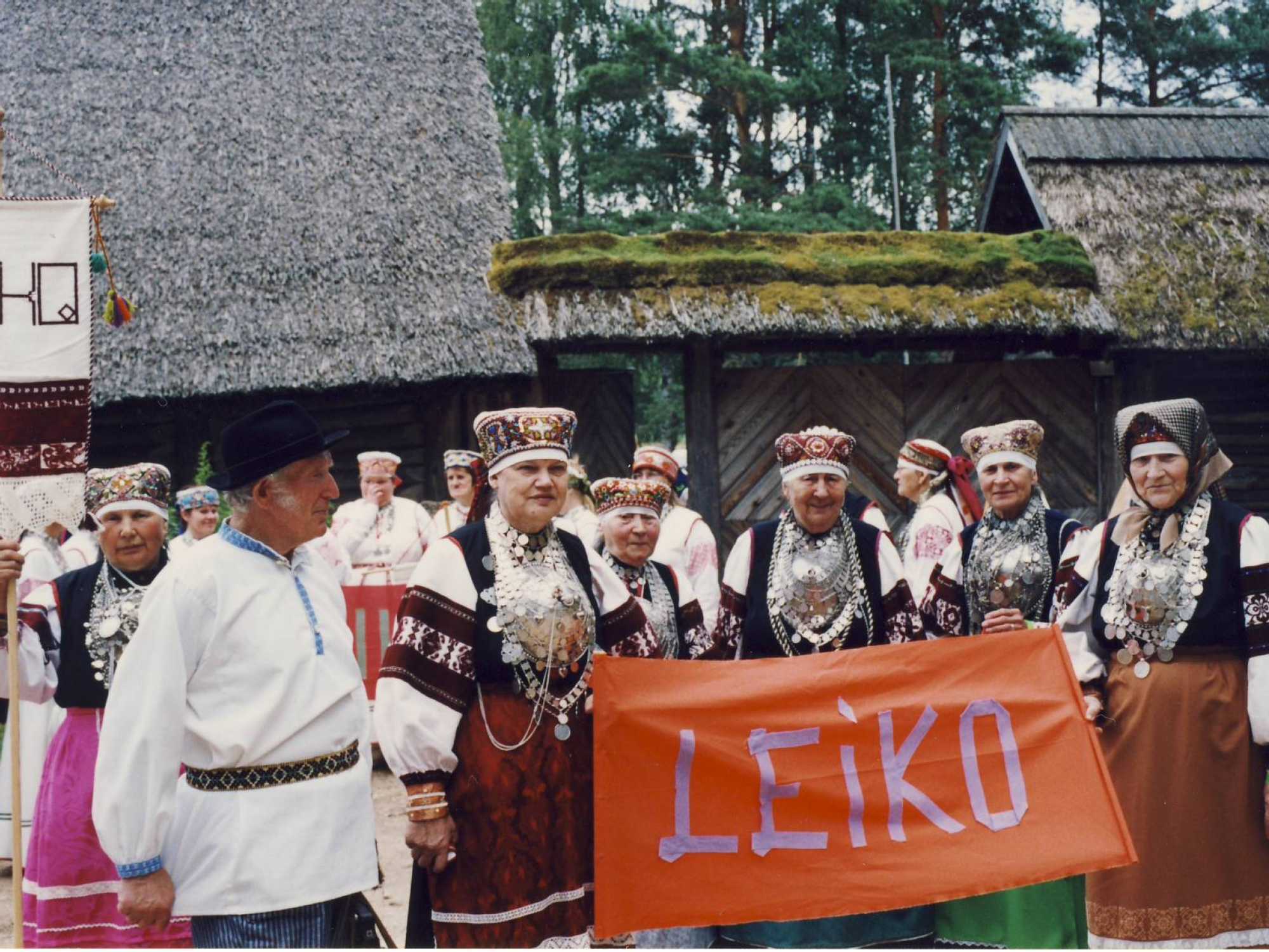 XI Seto Leelopäev Värska Lauluväljakul 14. juuli 2007. Leiko muuseumi väravas rongkäiguks valmistumas: Maria Kriiskamägi (Leiko lipuga); Nikolai Kõiv; Maria Enno; Jevgenia Sui; Veera Hirsik; Maime Kapten; Maria Rõžikov; STM F 1427/3