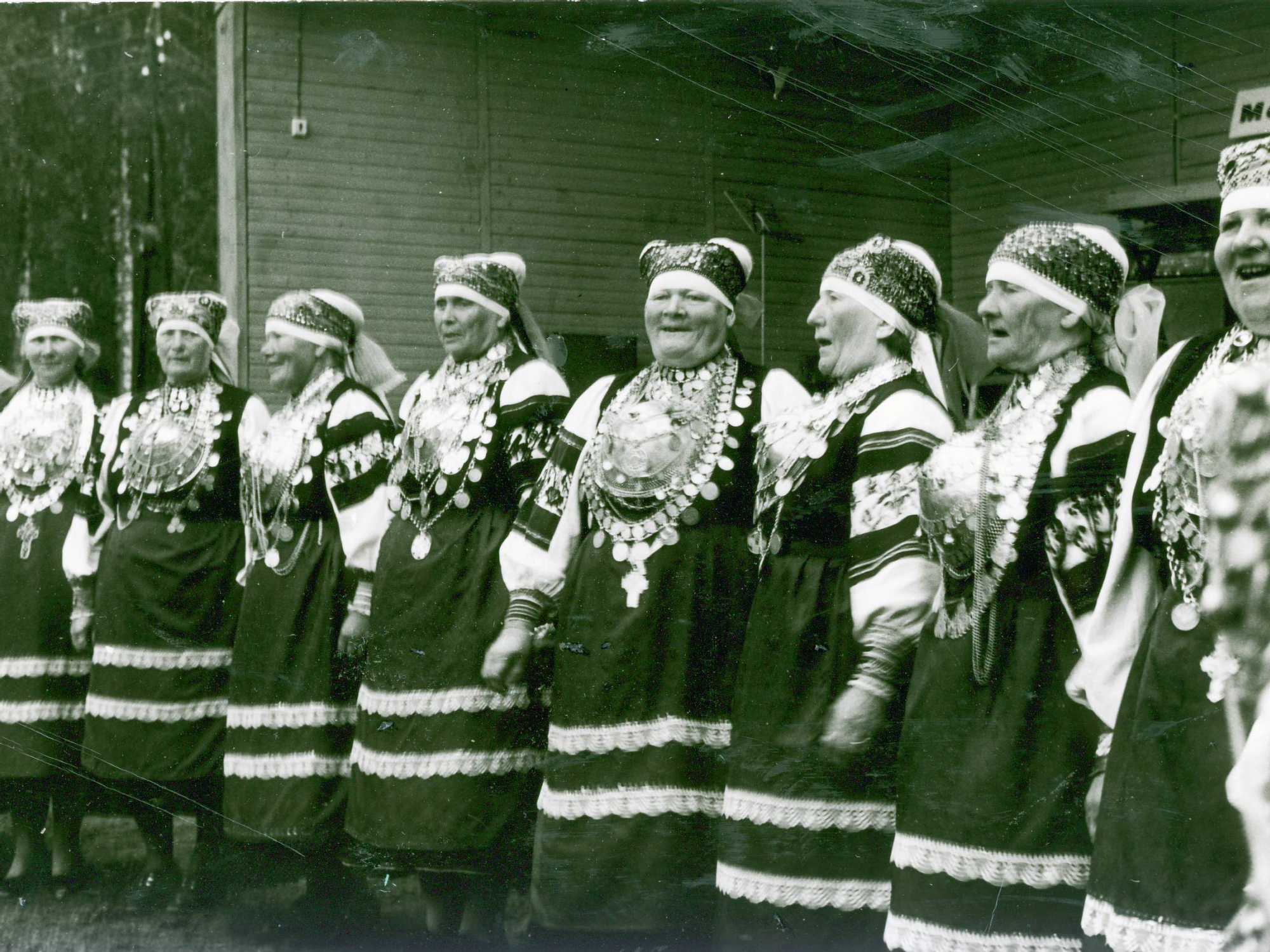 II Leelopäev. Leiko lava ees leelotamas. Vasakult: A. Hade, L. Lind, A. Mehine (killõ), A. Mäeste, J. Aelas, J. Lummo, A. Pihla, J. Kiisik (killõ), A. Puhm; STM F 1612
